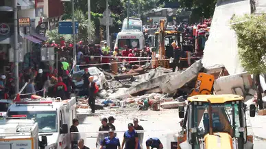 İstanbul - Küçükçekmece'de çöken 3 katlı binanın enkazında dinleme çalışması 