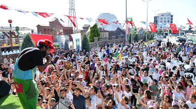 Osmaniye’de depremzede esnaf için kurulan konteyner çarşıda, tanıtım etkinliği 