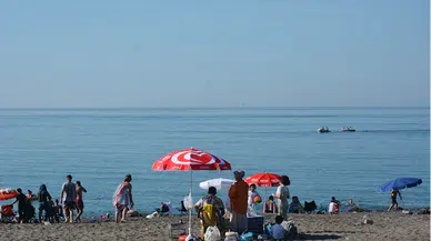 Düzce'de sıcak havadan bunalanlar denize girerek serinledi