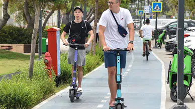 Canını ihmal, kuralları ihlal eden skuter kullanıcılarından kazaya davetiye  