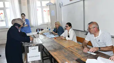 Büyükkarıştıran'da seçmenler, sandık başına gitti