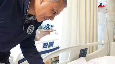 İstanbul - İçişleri Bakanı Yerlikaya, çöken binada yaralanan 6 aylık bebeği ziyaret etti