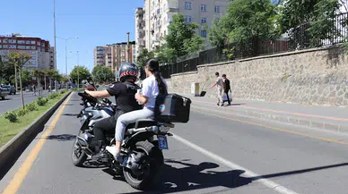 Diyarbakır'da isimleri karıştırılan 2 okulda önlem alan Yunus timleri, 11 öğrenciyi sınava yetiştirdi