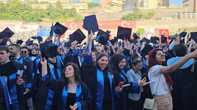 Üniversiteden 42 yaşındaki kadın öğrenci birincilikle mezun oldu