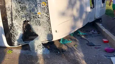 Antalya'da servis midibüsü devrildi: 1 ölü, 7 yaralı