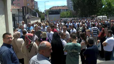 İstanbul- LGS'den çıkan çocuklarını alkışlarla karşıladılar 