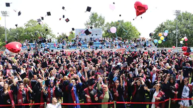 Eskişehir Anadolu Üniversitesi’nde 3 kuşak mezuniyet sevinci