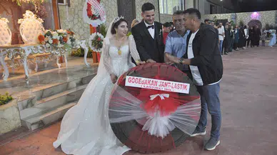 TIR şoförü damada düğününde altın yerine lastik