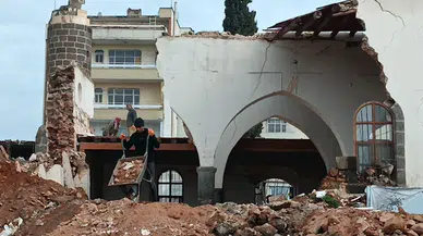 Depremde hasar gören tarihi cami restore ediliyor