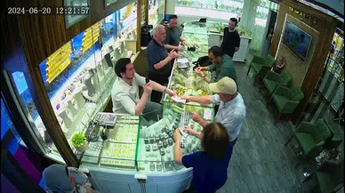 İstanbul - Küçükçekmece'de kuyumcudan 1 kiloluk altın çalan şüpheli yakalandı; o anlar kamerada