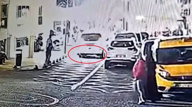 Sürücüsünün geri manevra yaptığı minibüsün altında kalan Mehmet Akif yaralandı