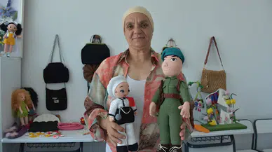 Hafızasını "amigurumi bebek" örerek güçlendiriyor