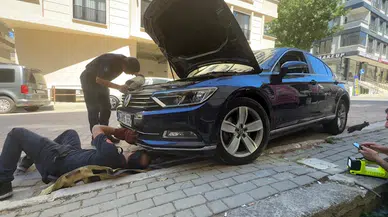İstanbul- Avcılar'da otomobilin motoruna sıkışan kediyi itfaiye kurtardı