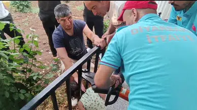 Kafası demir korkuluğa sıkışan çocuğu, itfaiye ekipleri kurtardı