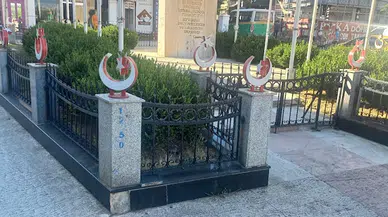 Uzunköprü’de ay yıldız figürlerine zarar verildi