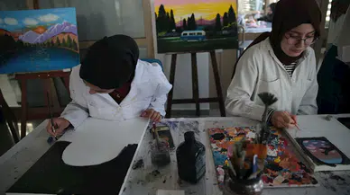 Yurt çatısı altında açılan kurslara katılan üniversiteliler yeni uğraşlar ediniyor