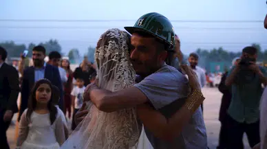 Kendisini enkazdan kurtaran madenciler düğününde sürpriz yaptı