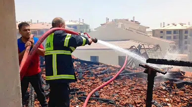 İnşaat halindeki 5 katlı deprem konutunun çatısında yangın