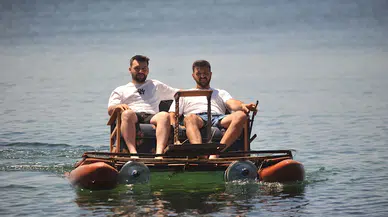 Motor ustası, eski koltuk ve sehpadan su aracı yaptı