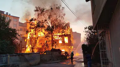 Sinop'ta çıkan yangında bir ev yandı, iki ev zarar gördü