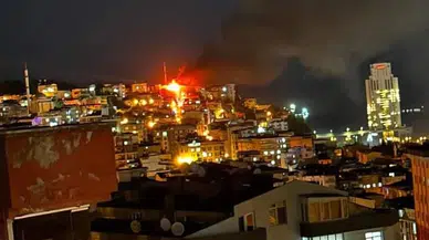 Samsun'da 5 katlı binanın çatısı yandı