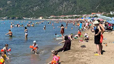 Mavi bayraklı İnkumu doldu; araç geçişine izin verilmedi