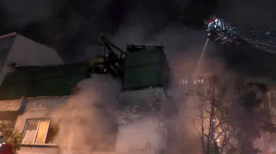 İstanbul- Küçükçekmece'de geri dönüşüm deposu alev alev yandı