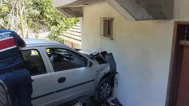 Ordu'da otomobil, yol kenarındaki evin duvarına çarptı: 4 yaralı