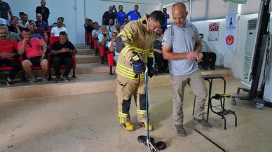 İzmir İtfaiyesi personeli yılan yakalama eğitimi aldı