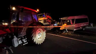 Nevşehir'de traktör ile turistlerin taşındığı minibüs çarpıştı: 10 yaralı
