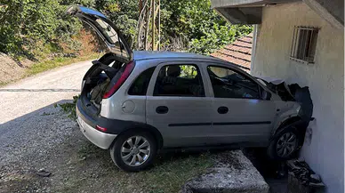 Ordu'da evin duvarına çarpan otomobildeki 4 kişi yaralandı