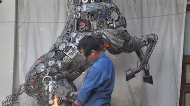 Hurdalardan yaptığı heykeli ‘Athena’ ile Bakü'de sergiye katıldı