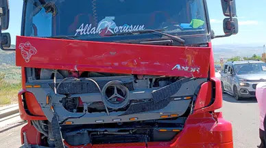 Karabük'te kamyonun yol kenarındaki hafif ticari araca çarpması sonucu 6 kişi yaralandı