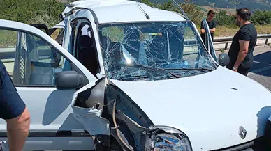 Kamyon, yol kenarında duran hafif ticari araca çarptı: 2’si çocuk, 6 yaralı