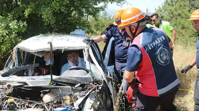 Bariyere çarpan otomobilde sıkışan 5 kişi, ekipler tarafından kurtarıldı