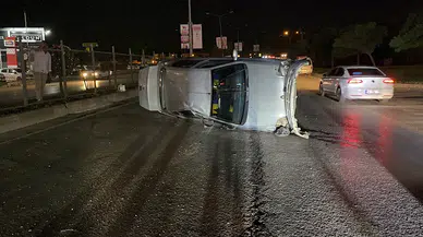 İnegöl'de otomobil, refüjdeki tellere çarpıp takla attı: 2 yaralı