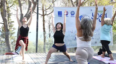 Kuşadalılar hep birlikte yoga yaptı