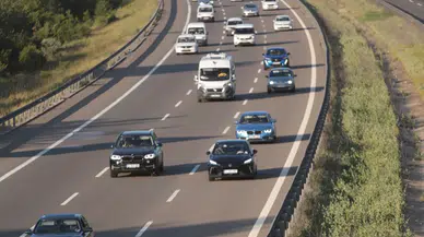 Anadolu Otoyolu'nun Bolu ve Düzce kesiminde bayram tatili dönüşü hareketliliği yaşanıyor