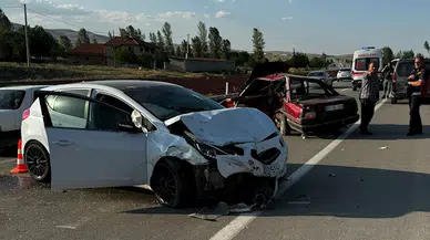 Otomobiller çarpıştı: 1 ölü, 7 yaralı 