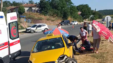 Edirne'de taksiyle otomobil çarpıştı; yaralanan 6 kişi, plaj şemsiyeleriyle güneşten korundu