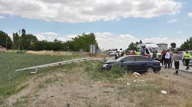 Amasya'da otomobilin elektrik direğine çarptığı kazada 3 kişi yaralandı