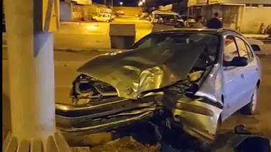 Amasya’da otomobil aydınlatma direğine çarptı:2 yaralı