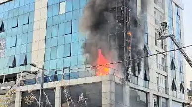 İstanbul-Ataşehir'de 8 katlı binanın dış cephesi alev alev yandı