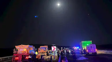 Ankara'da kamyon ile traktörün çarpıştığı kaza sonrası minibüs de jandarma aracına çarptı: 1 ölü, 4 yaralı/ Ek fotoğraflar