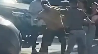 İstanbul- Gaziosmanpaşa'da seyyar satıcı ile müşterinin yumruk yumruğa kavgası kamerada