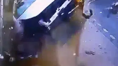 İstanbul - Sarıyer'de park halindeki araca çarpan otomobil yan yattı; kaza anı kamerada