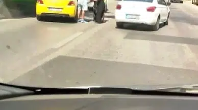 Husumetlileri önünü kesince, müşterisi olduğu taksiyi kaçırdı; o anlar kamerada