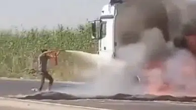 Saman yüklü TIR’da yangın tüpüyle müdahale sırasında patlama kamerada