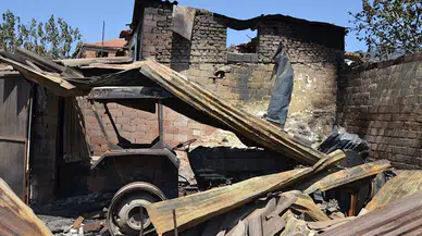 Manisa'daki orman yangını 14,5 saatte kontrol altına alındı; 2 ev, 1 depo ve 300 hektar alan zarar gördü (2)