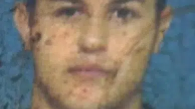 Köpeğini gezdirip geldiğinde, arkadaşını evde ölü buldu